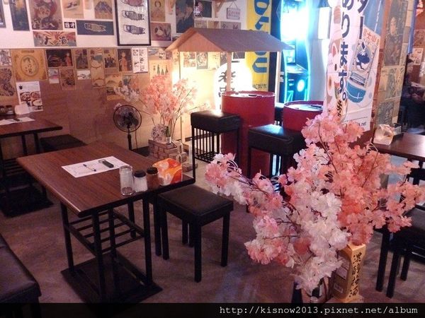 老串燒8-室內桌椅與櫻.JPG