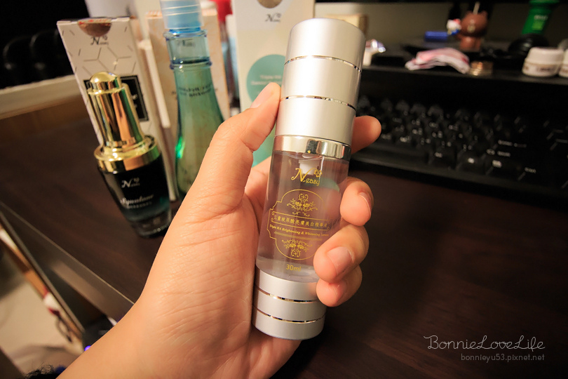 保養 / 三重玻尿酸及角鯊烷全方位保濕組合，採用日本、德國原料，安全天然的各種萃取精華，全方位照護各種肌膚。