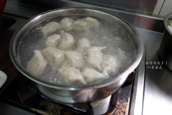 貓咪啃餃子：貓咪啃餃子│網購宅配水餃，使用松阪豬與後腿肉，手工製作不含添加物，一顆不到4塊錢的親民價格