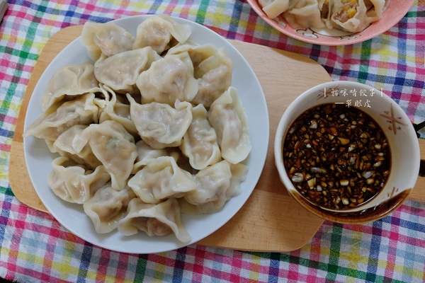 貓咪啃餃子：貓咪啃餃子│網購宅配水餃，使用松阪豬與後腿肉，手工製作不含添加物，一顆不到4塊錢的親民價格