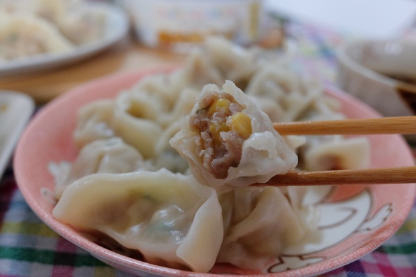 貓咪啃餃子：貓咪啃餃子│網購宅配水餃，使用松阪豬與後腿肉，手工製作不含添加物，一顆不到4塊錢的親民價格