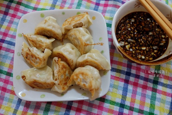 貓咪啃餃子：貓咪啃餃子│網購宅配水餃，使用松阪豬與後腿肉，手工製作不含添加物，一顆不到4塊錢的親民價格