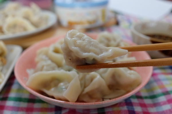 貓咪啃餃子：貓咪啃餃子│網購宅配水餃，使用松阪豬與後腿肉，手工製作不含添加物，一顆不到4塊錢的親民價格