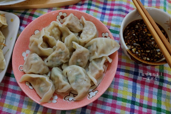 貓咪啃餃子：貓咪啃餃子│網購宅配水餃，使用松阪豬與後腿肉，手工製作不含添加物，一顆不到4塊錢的親民價格