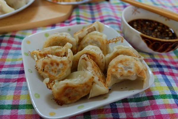 貓咪啃餃子：貓咪啃餃子│網購宅配水餃，使用松阪豬與後腿肉，手工製作不含添加物，一顆不到4塊錢的親民價格