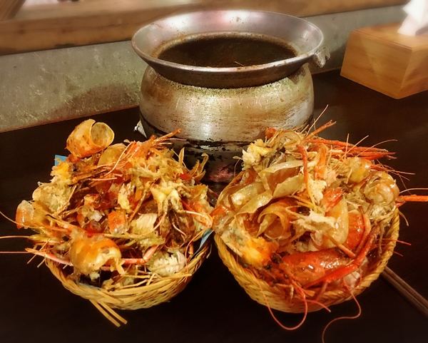 活跳跳活蝦餐廳：【桃園市】活跳跳活蝦餐廳 / 桃園市 / 活蝦料理 / 海鮮餐廳 內附小孩遊樂區、飛鏢機、停車場