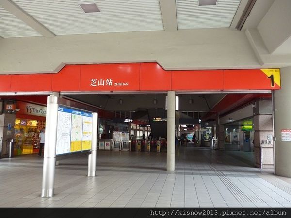 胖貢貢2-芝山捷運站.JPG