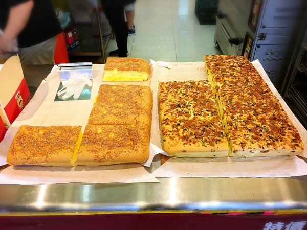 胖貢貢古早味蛋糕：【台北@士林】 胖貢貢 /古早味蛋糕/ 芝山捷運站1號出口