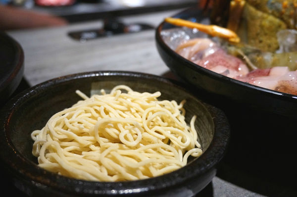 嗑肉石鍋(嗑肉石鍋(昌平店))：台中北屯【嗑肉石鍋昌平店】只要999就能享用雙人豪華海陸雙拼鍋，大口吃肉吃龍蝦好過癮