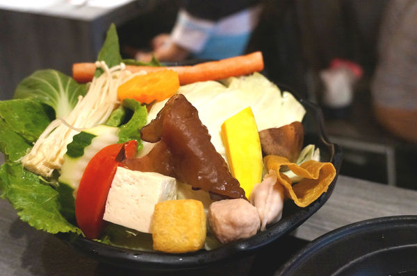 嗑肉石鍋(嗑肉石鍋(昌平店))：台中北屯【嗑肉石鍋昌平店】只要999就能享用雙人豪華海陸雙拼鍋，大口吃肉吃龍蝦好過癮