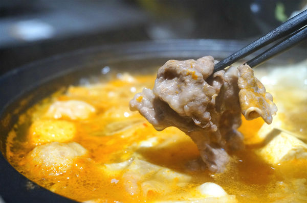 嗑肉石鍋(嗑肉石鍋(昌平店))：台中北屯【嗑肉石鍋昌平店】只要999就能享用雙人豪華海陸雙拼鍋，大口吃肉吃龍蝦好過癮