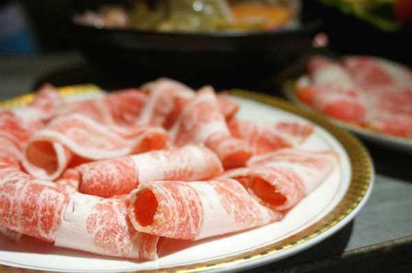 嗑肉石鍋(嗑肉石鍋(昌平店))：台中北屯【嗑肉石鍋昌平店】只要999就能享用雙人豪華海陸雙拼鍋，大口吃肉吃龍蝦好過癮