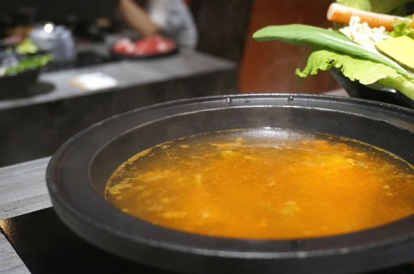 嗑肉石鍋(嗑肉石鍋(昌平店))：台中北屯【嗑肉石鍋昌平店】只要999就能享用雙人豪華海陸雙拼鍋，大口吃肉吃龍蝦好過癮