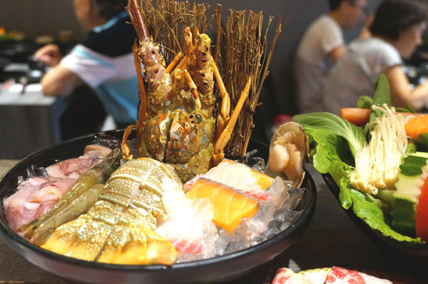 嗑肉石鍋(嗑肉石鍋(昌平店))：台中北屯【嗑肉石鍋昌平店】只要999就能享用雙人豪華海陸雙拼鍋，大口吃肉吃龍蝦好過癮