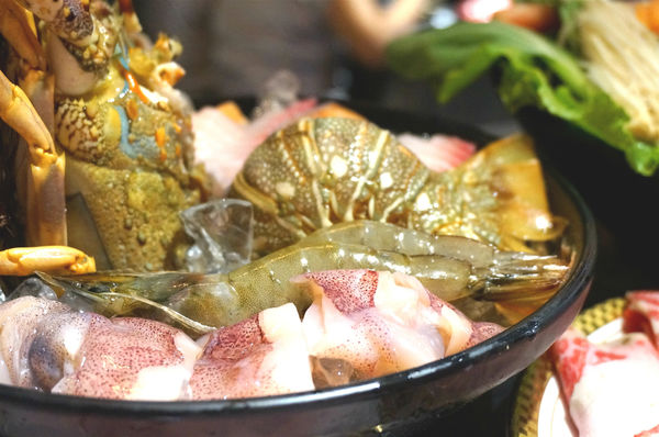 嗑肉石鍋(嗑肉石鍋(昌平店))：台中北屯【嗑肉石鍋昌平店】只要999就能享用雙人豪華海陸雙拼鍋，大口吃肉吃龍蝦好過癮