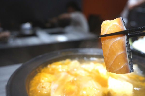 嗑肉石鍋(嗑肉石鍋(昌平店))：台中北屯【嗑肉石鍋昌平店】只要999就能享用雙人豪華海陸雙拼鍋，大口吃肉吃龍蝦好過癮