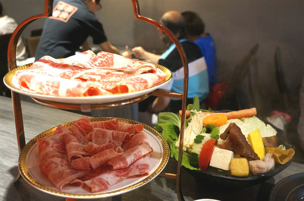 嗑肉石鍋(嗑肉石鍋(昌平店))：台中北屯【嗑肉石鍋昌平店】只要999就能享用雙人豪華海陸雙拼鍋，大口吃肉吃龍蝦好過癮