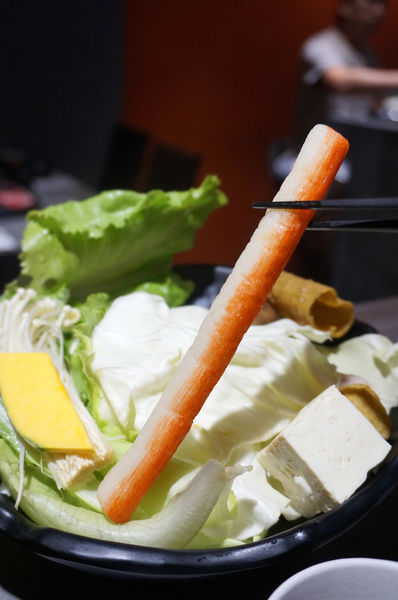 嗑肉石鍋(嗑肉石鍋(昌平店))：台中北屯【嗑肉石鍋昌平店】只要999就能享用雙人豪華海陸雙拼鍋，大口吃肉吃龍蝦好過癮