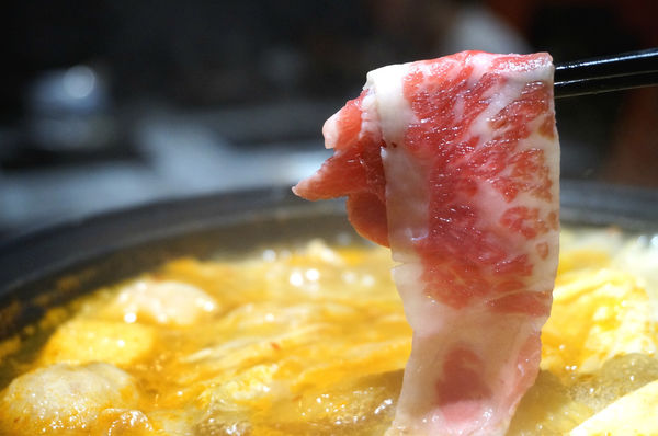 嗑肉石鍋(嗑肉石鍋(昌平店))：台中北屯【嗑肉石鍋昌平店】只要999就能享用雙人豪華海陸雙拼鍋，大口吃肉吃龍蝦好過癮