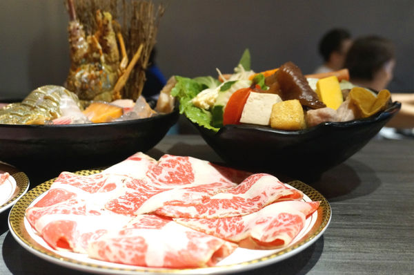 嗑肉石鍋(嗑肉石鍋(昌平店))：台中北屯【嗑肉石鍋昌平店】只要999就能享用雙人豪華海陸雙拼鍋，大口吃肉吃龍蝦好過癮