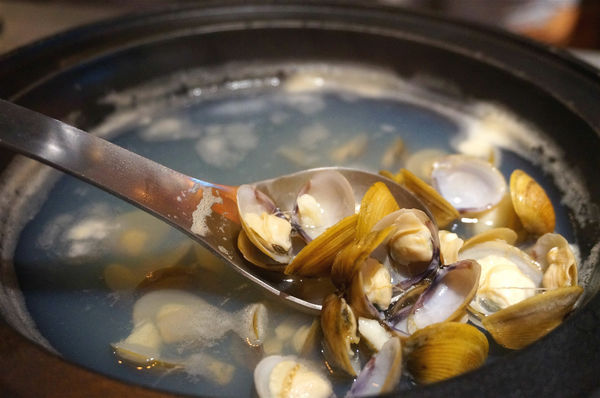 嗑肉石鍋(嗑肉石鍋(昌平店))：台中北屯【嗑肉石鍋昌平店】只要999就能享用雙人豪華海陸雙拼鍋，大口吃肉吃龍蝦好過癮