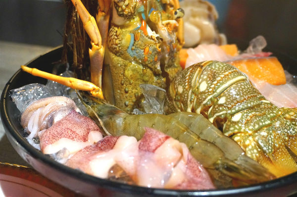 嗑肉石鍋(嗑肉石鍋(昌平店))：台中北屯【嗑肉石鍋昌平店】只要999就能享用雙人豪華海陸雙拼鍋，大口吃肉吃龍蝦好過癮