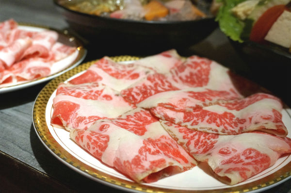 嗑肉石鍋(嗑肉石鍋(昌平店))：台中北屯【嗑肉石鍋昌平店】只要999就能享用雙人豪華海陸雙拼鍋，大口吃肉吃龍蝦好過癮