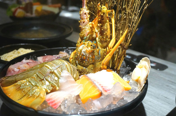 嗑肉石鍋(嗑肉石鍋(昌平店))：台中北屯【嗑肉石鍋昌平店】只要999就能享用雙人豪華海陸雙拼鍋，大口吃肉吃龍蝦好過癮