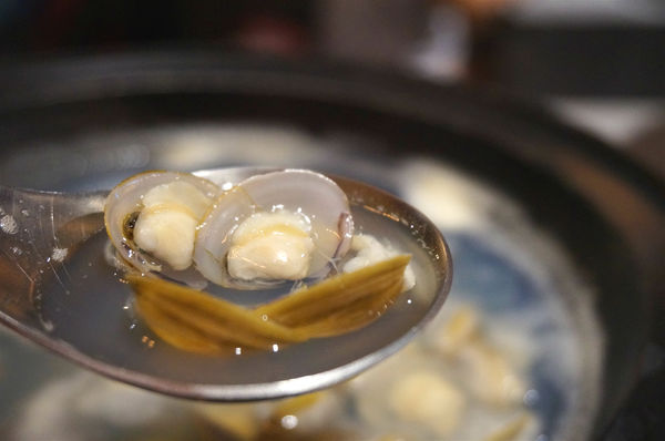 嗑肉石鍋(嗑肉石鍋(昌平店))：台中北屯【嗑肉石鍋昌平店】只要999就能享用雙人豪華海陸雙拼鍋，大口吃肉吃龍蝦好過癮