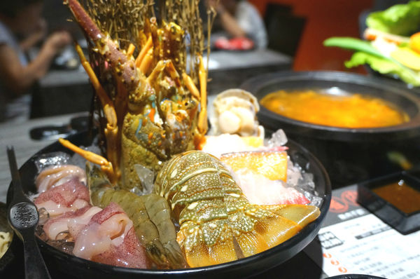 嗑肉石鍋(嗑肉石鍋(昌平店))：台中北屯【嗑肉石鍋昌平店】只要999就能享用雙人豪華海陸雙拼鍋，大口吃肉吃龍蝦好過癮