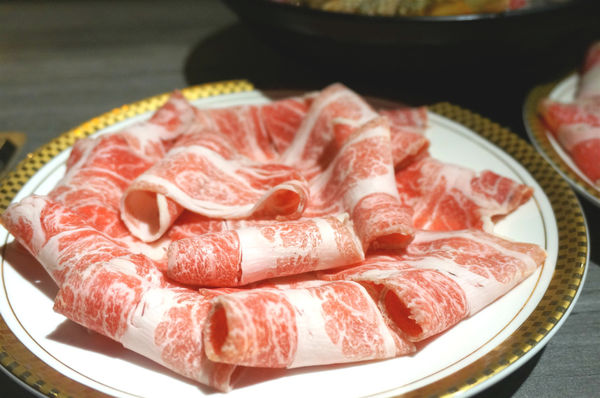 嗑肉石鍋(嗑肉石鍋(昌平店))：台中北屯【嗑肉石鍋昌平店】只要999就能享用雙人豪華海陸雙拼鍋，大口吃肉吃龍蝦好過癮