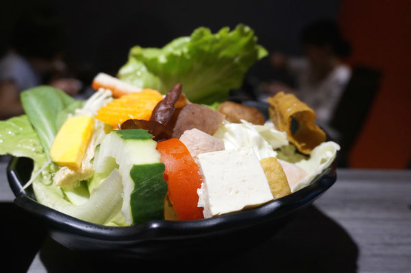 嗑肉石鍋(嗑肉石鍋(昌平店))：台中北屯【嗑肉石鍋昌平店】只要999就能享用雙人豪華海陸雙拼鍋，大口吃肉吃龍蝦好過癮