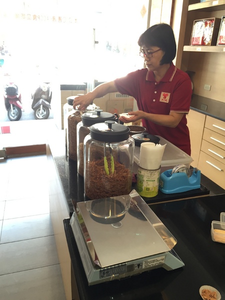 東興食品：[伴手禮]屏東東港小琉球的特產伴手禮-高貴不貴的東大興食品，濃濃的東港風情!