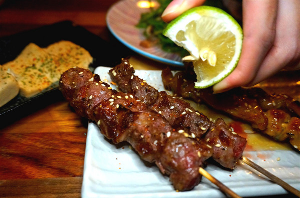 來吧BAR：【食記】台北信義區，國父紀念館站。下班後聚餐小酌的好選擇，創意滿點的串燒居酒屋【來吧】