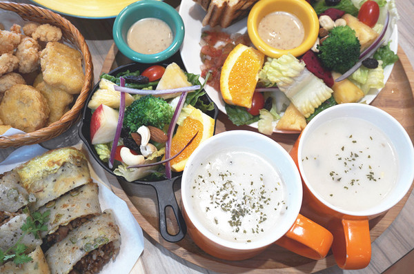 双黃手作料理：【食記。台中】双黃手作料理，晚鳥也能吃得到的平價早午餐！