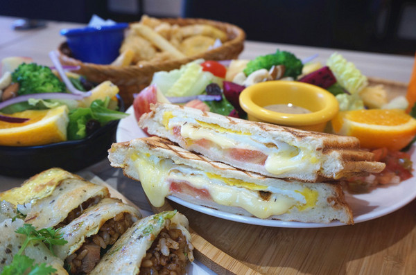 双黃手作料理：【食記。台中】双黃手作料理，晚鳥也能吃得到的平價早午餐！