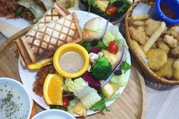 双黃手作料理：【食記。台中】双黃手作料理，晚鳥也能吃得到的平價早午餐！