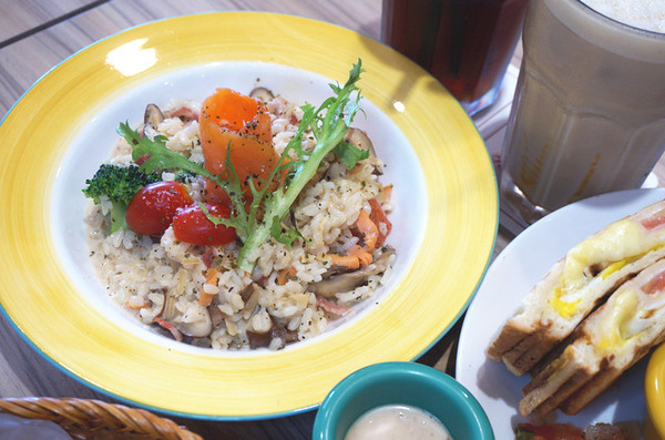 双黃手作料理：【食記。台中】双黃手作料理，晚鳥也能吃得到的平價早午餐！