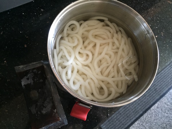 點線麵 單純不簡單 簡單做好麵：[快速料理]點線麵-單純不簡單的冷凍方便麵，好吃的快速乾拌麵3分鐘就可以香噴噴上桌!