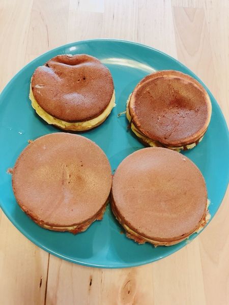 【開箱】自製鬆餅超簡單!日本珍珠金屬不沾雙面車輪餅烤盤。瓦斯爐即可操作的造型模具烤盤。在家就能輕鬆品嚐夜市小點心。輕巧不沾使用方便還能親子同樂DIY - 車輪餅不沾雙面烤盤(銀灰色)