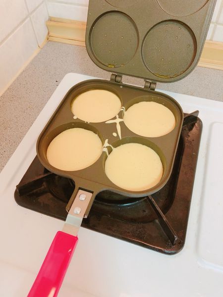 【開箱】自製鬆餅超簡單!日本珍珠金屬不沾雙面車輪餅烤盤。瓦斯爐即可操作的造型模具烤盤。在家就能輕鬆品嚐夜市小點心。輕巧不沾使用方便還能親子同樂DIY - 車輪餅不沾雙面烤盤(銀灰色)