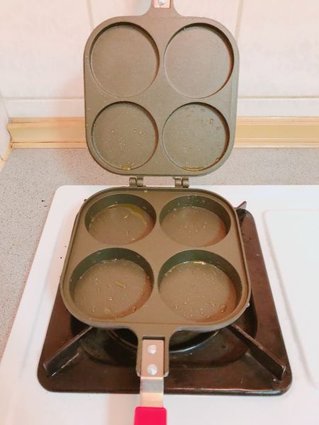 【開箱】自製鬆餅超簡單!日本珍珠金屬不沾雙面車輪餅烤盤。瓦斯爐即可操作的造型模具烤盤。在家就能輕鬆品嚐夜市小點心。輕巧不沾使用方便還能親子同樂DIY - 車輪餅不沾雙面烤盤(銀灰色)