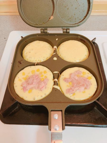 【開箱】自製鬆餅超簡單!日本珍珠金屬不沾雙面車輪餅烤盤。瓦斯爐即可操作的造型模具烤盤。在家就能輕鬆品嚐夜市小點心。輕巧不沾使用方便還能親子同樂DIY - 車輪餅不沾雙面烤盤(銀灰色)