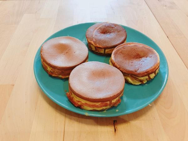 【開箱】自製鬆餅超簡單!日本珍珠金屬不沾雙面車輪餅烤盤。瓦斯爐即可操作的造型模具烤盤。在家就能輕鬆品嚐夜市小點心。輕巧不沾使用方便還能親子同樂DIY - 車輪餅不沾雙面烤盤(銀灰色)