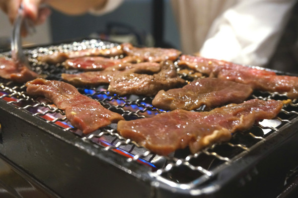 爸爸笑特色燒肉：【食記】台北東區優質燒肉「爸爸笑特色燒肉」夜裏的聚餐好去處