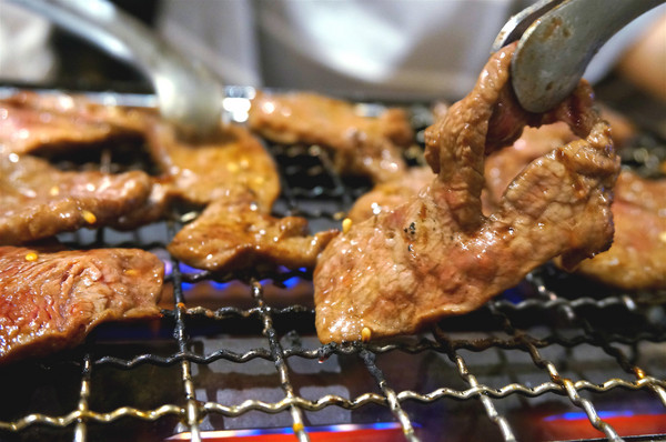 爸爸笑特色燒肉：【食記】台北東區優質燒肉「爸爸笑特色燒肉」夜裏的聚餐好去處