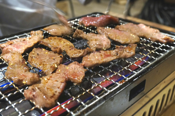 爸爸笑特色燒肉：【食記】台北東區優質燒肉「爸爸笑特色燒肉」夜裏的聚餐好去處