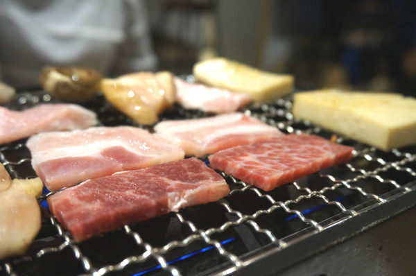 爸爸笑特色燒肉：【食記】台北東區優質燒肉「爸爸笑特色燒肉」夜裏的聚餐好去處