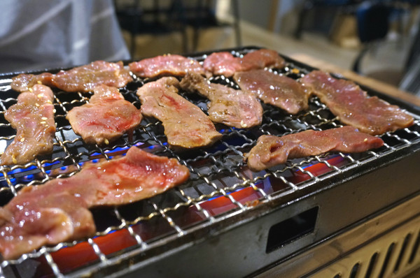 爸爸笑特色燒肉：【食記】台北東區優質燒肉「爸爸笑特色燒肉」夜裏的聚餐好去處