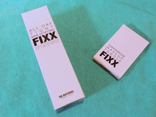 【彩妝】控油蜜粉餅搭配定妝噴霧打造完美妝容不脫妝！約會必備有效吸油持妝。一整天維持清透妝感 - SO NATURAL FIXX全天候超完美定妝噴霧＆FIXX持久控油定妝蜜粉餅